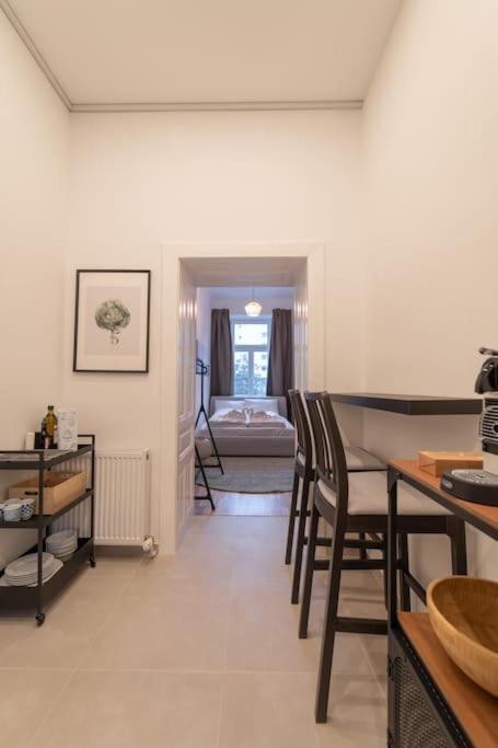 Josef's I Mini I Metro Access Apartment *